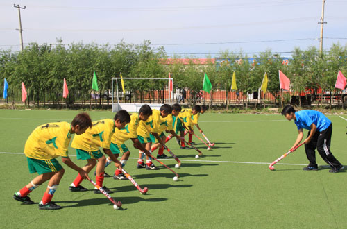 莫旗在13所学校建立曲棍球基点校