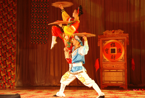 武利平二人台明星班巡回演出在兴和县举行