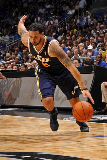 德隆30分14助攻再演大逆转 爵士终结魔术连胜