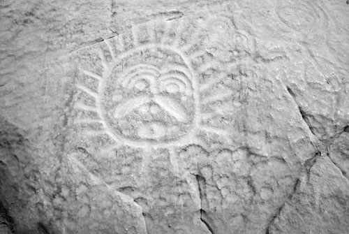 桌子山岩画群中的太阳神图像.