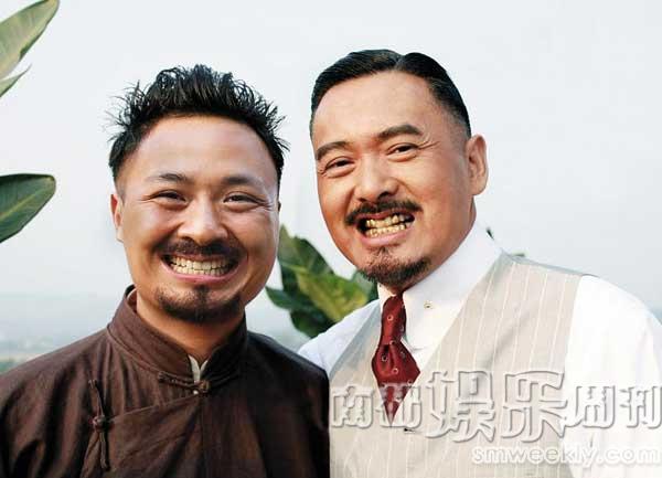 周润发与替身文祥在《让子弹飞》中一同出境.