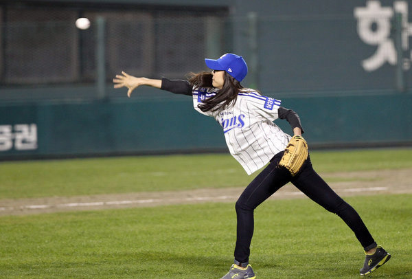金妍儿为棒球比赛开球动作优雅舒展