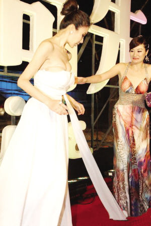 经纪人回应孙菲菲长裙被踩落只能说很尴尬