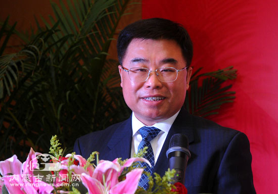 内蒙古奥淳酒业(集团)董事长郭凌云在鉴评会上致辞.