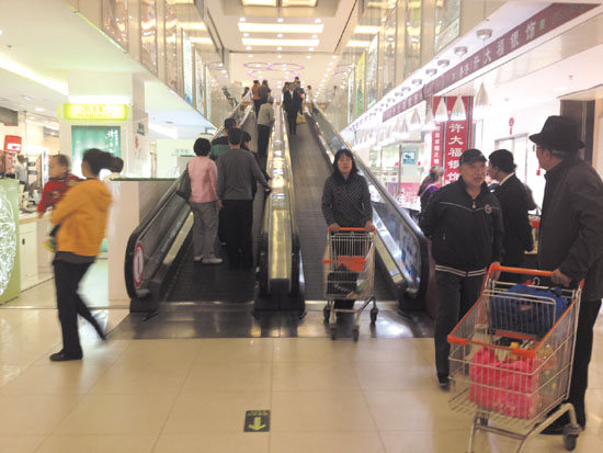 超市入口的坡道电梯很人性化