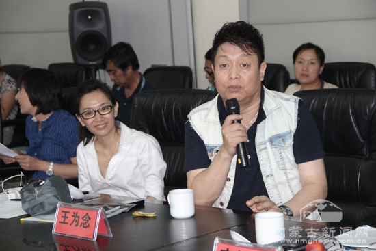 《马兰花开》栏目主持人王为念,王芳积极参与讨论.