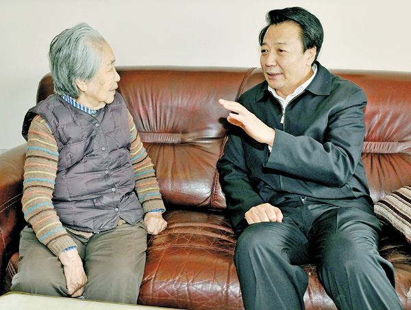 书记王君在呼和浩特亲切看望了何耀,云曙芬,云照光等省级离休老同志