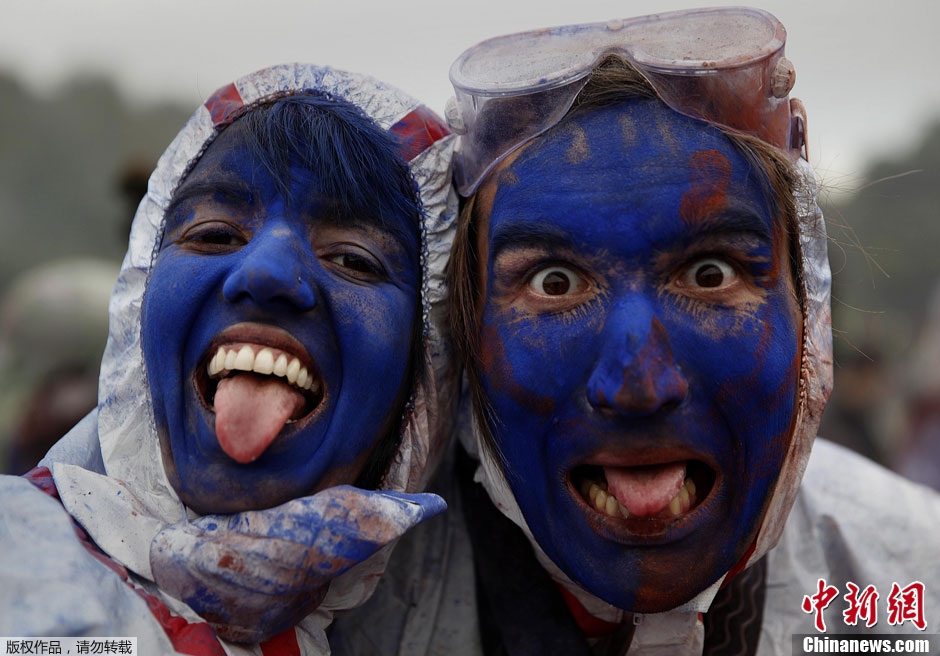 希腊小镇上演疯狂五彩粉末大战