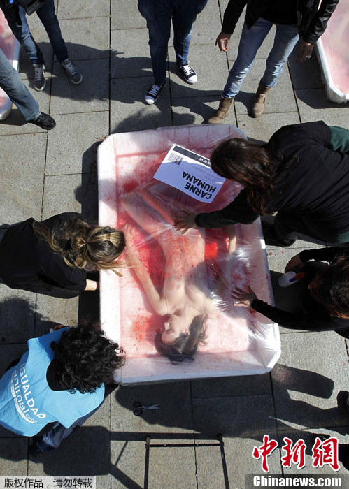 西班牙动物保护志愿者街头半裸倡导"素食主义"