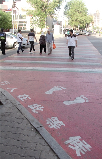 斑马线上多了"行人等候区"