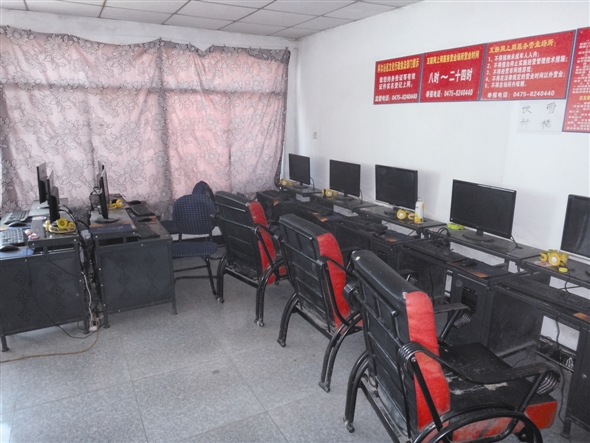 "黑网吧"藏民居 自制警示牌装"正经"