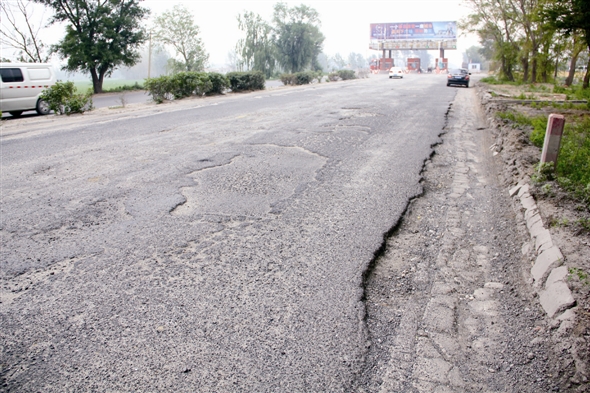 国道304线部分路段破损严重开车像跳舞