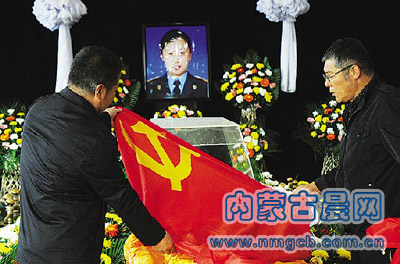 为孙奇盖上党旗 记者许战国摄影