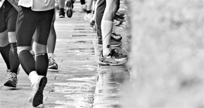 北京马拉松中外选手集体在红墙小便有人称系传统图