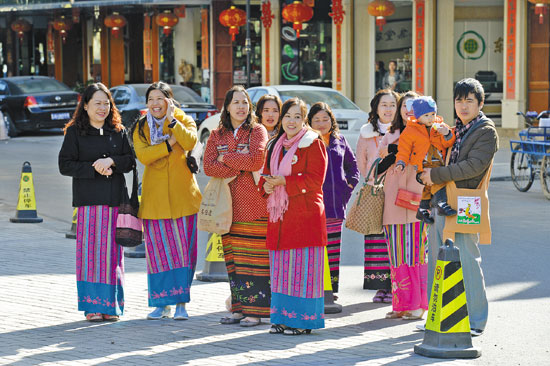 在瑞丽街头打着"笼基"的缅甸边民.