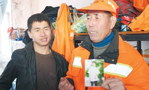 农民工收养哑巴男孩10余年 无法落户苦寻孩生父