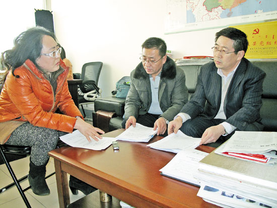 民间管理局局长韩少俊,内蒙古品牌促进会会长刘彦辰接受记者采访.