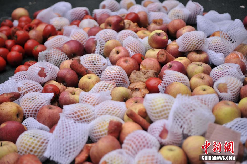 一幼儿园疑给学生吃劣质食物 家长讨说法校方否认