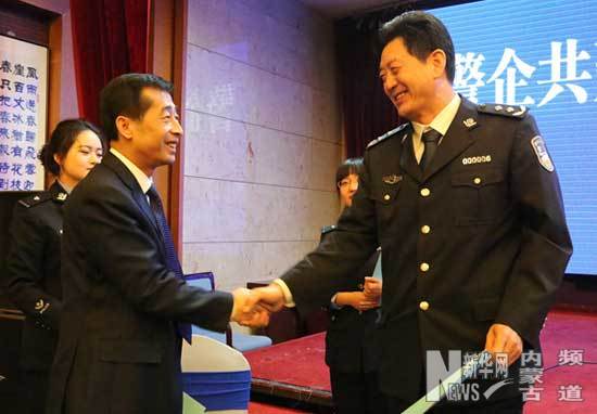 内蒙古自治区公安厅副厅长王来明与伊利集团执行总裁张剑秋在签署警企