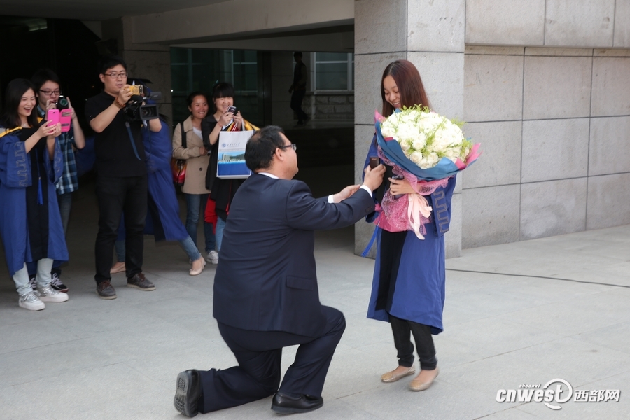 林先生单膝跪地向女友王晶求婚.