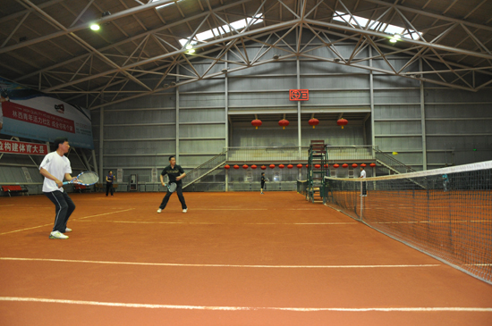 体育公园的室内红土网球场.