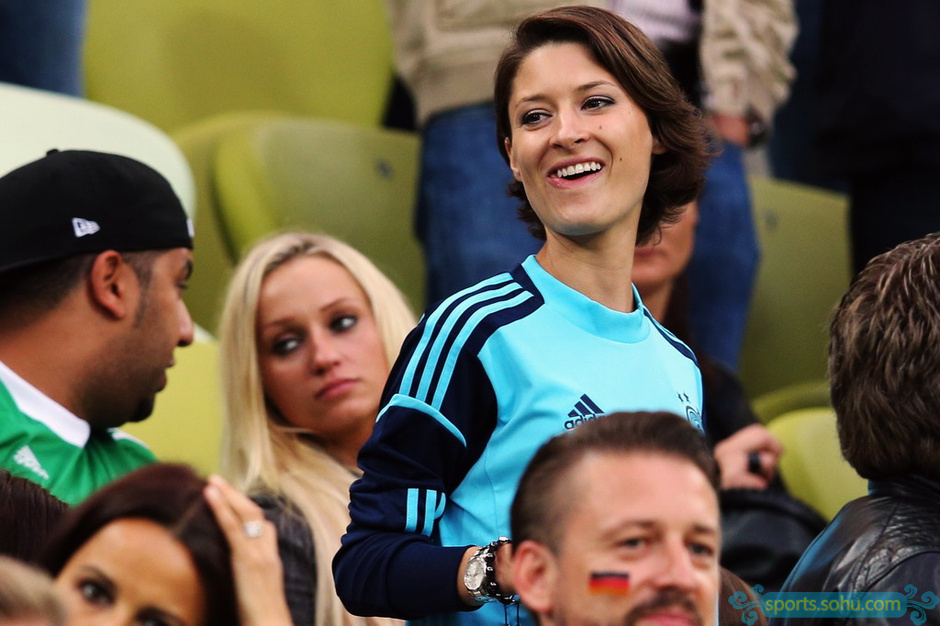 诺伊尔女友凯瑟琳助阵德国队