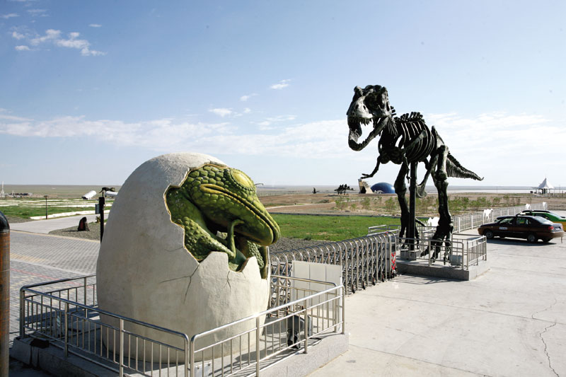 二连浩特国家地质公园入口处恐龙蛋破壳模型和霸王龙模型.