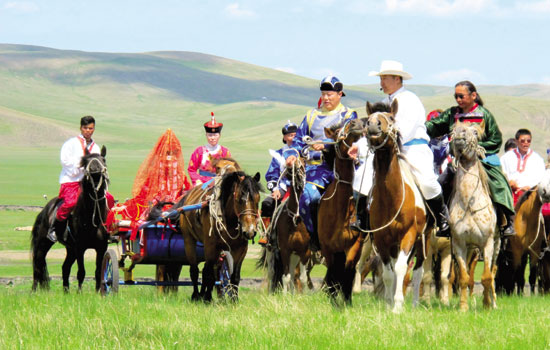 陈巴尔虎旗草原的巴尔虎蒙古族婚礼游是恋人们的想往.记者李新军摄