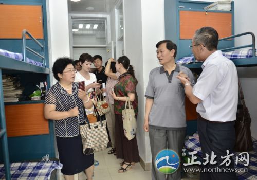 政协委员视察土默特中学学生宿舍