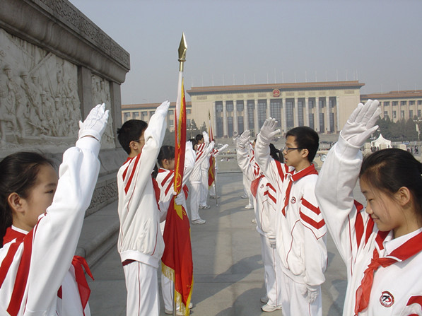 北京二中的学生在纪念碑前换岗交接.图片摄于2009年4月7日.耿雷提供