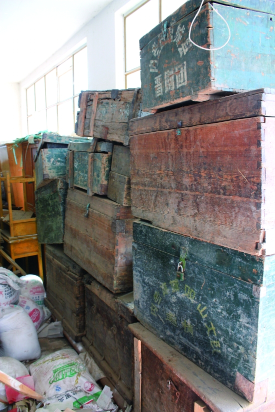 十几箱戏服和道具是道情戏留在双山村最后的见证.