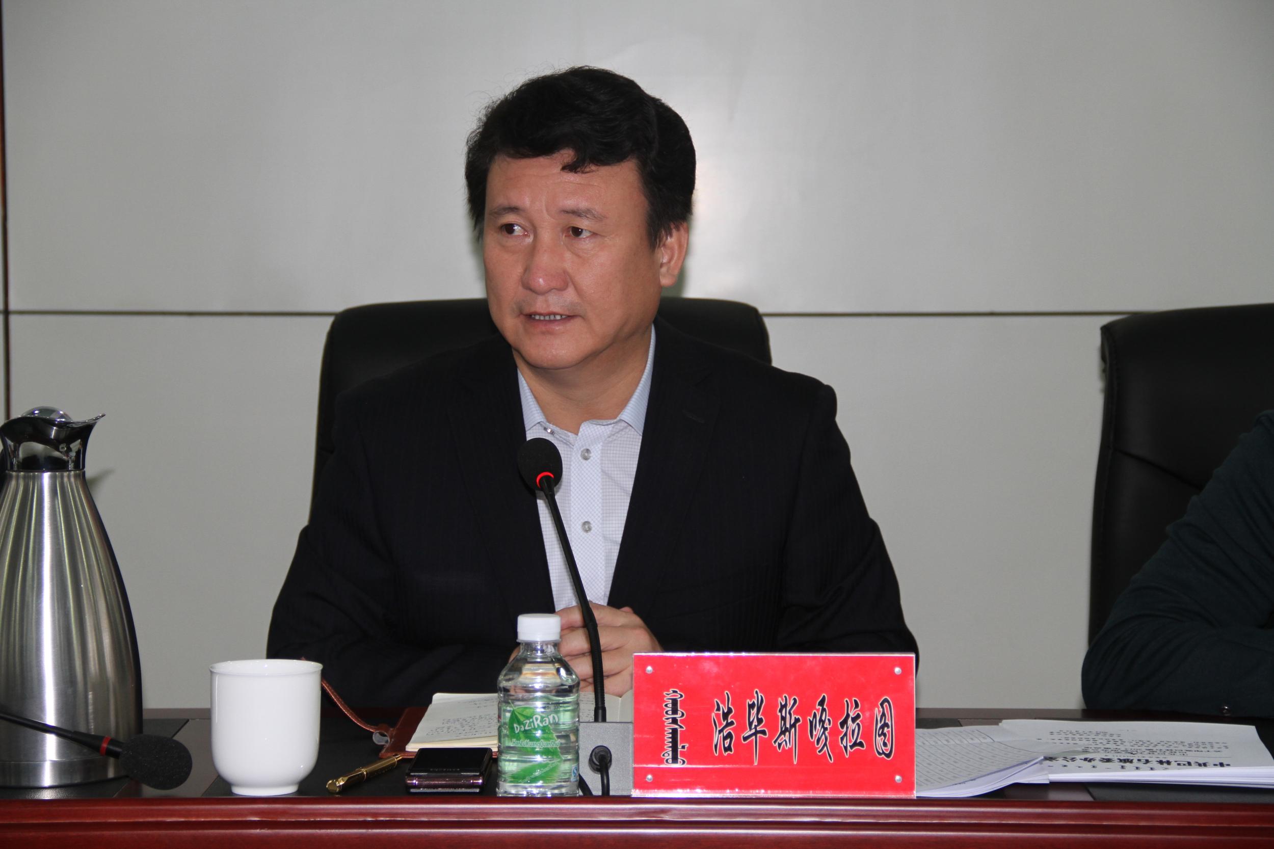 旗政府旗长浩毕斯嘎拉图在会上作重要讲话