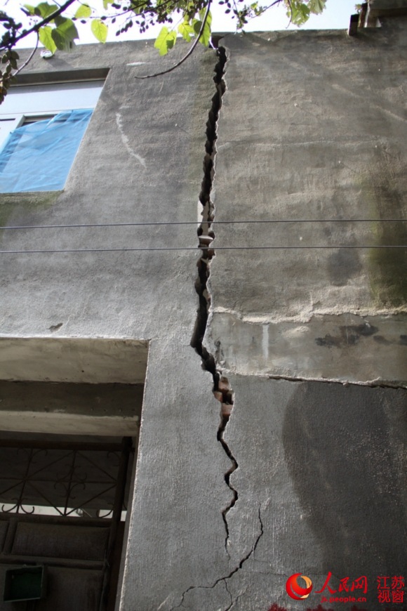 徐州泉山一社区民居因采煤开裂20厘米 当地两煤企推诿