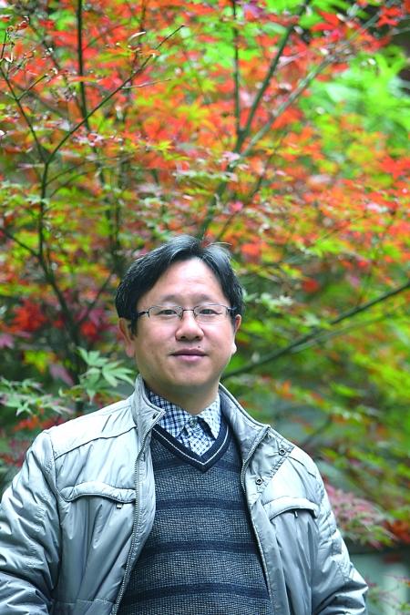 大学老师治迟到出怪招 罚学生唱《小苹果》