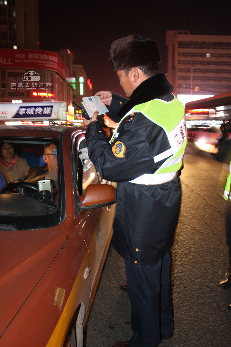 呼和浩特運管部門加大執法力度一夜盤查200餘輛車