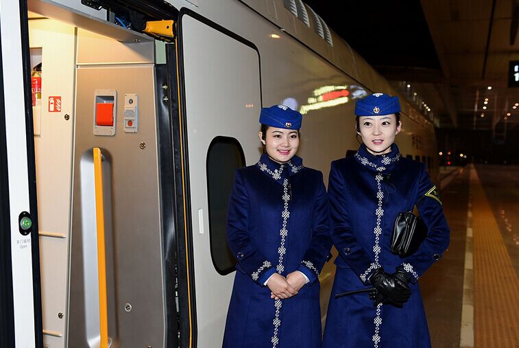 首趟动车运行前 乘务员在迎接旅客