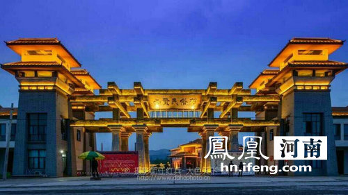 全国网媒走进七贤民俗村 品小吃,泡温泉,赏夜景