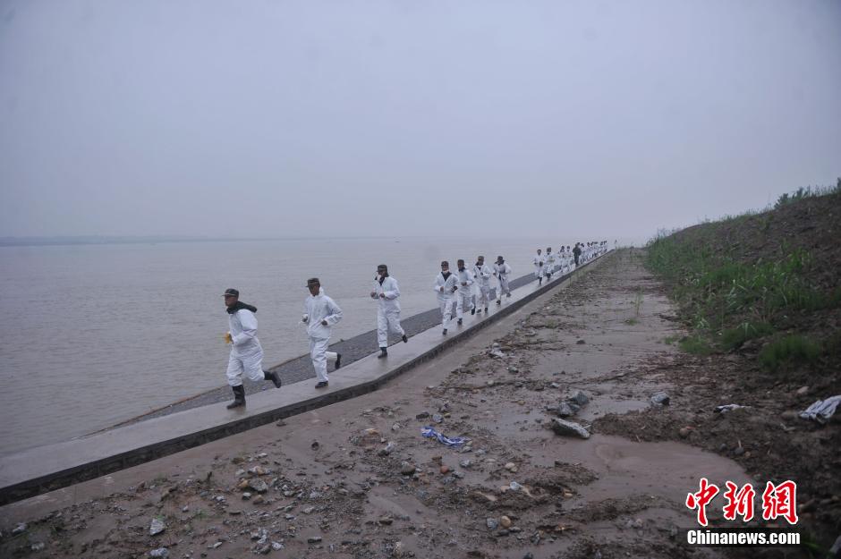 6月3日清晨,湖北監利長江段客船翻沉處,搜救人員跑步前往工作地點投入