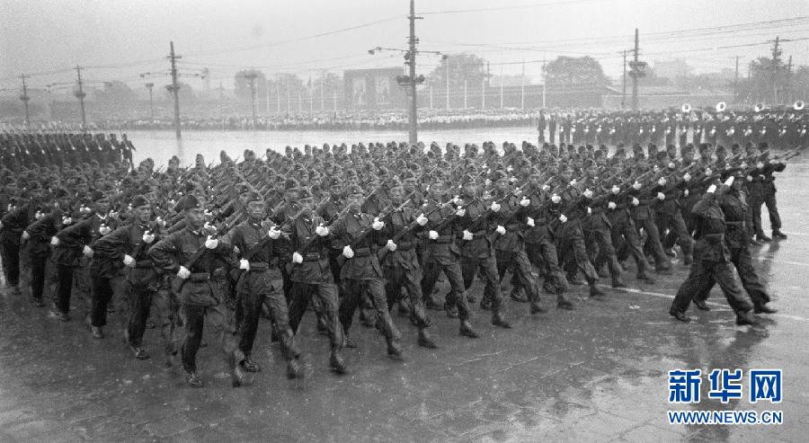 这是1956年国庆阅兵式上,受检阅的中国人民解放军冒雨经过天安门