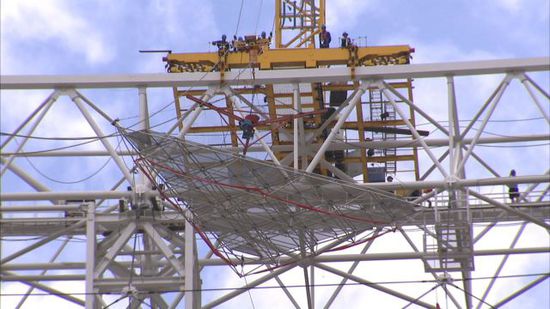 世界最大单口径球面射电望远镜 面板安装上演空中接力