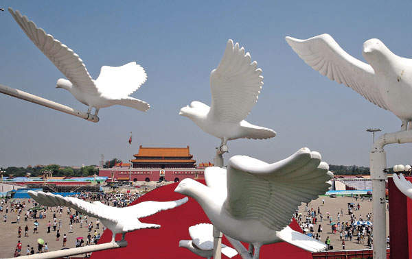 天安门广场"和平鸽"飞翔