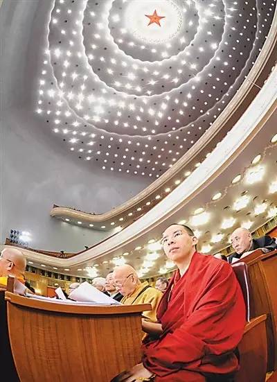 2009年7月25日,班禅的经师江洋嘉措向班禅(图右)授比丘戒.