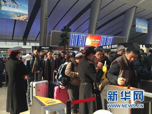 春运首日速写:北京南站"活地图""小喇叭""暖心宝"温暖归乡人