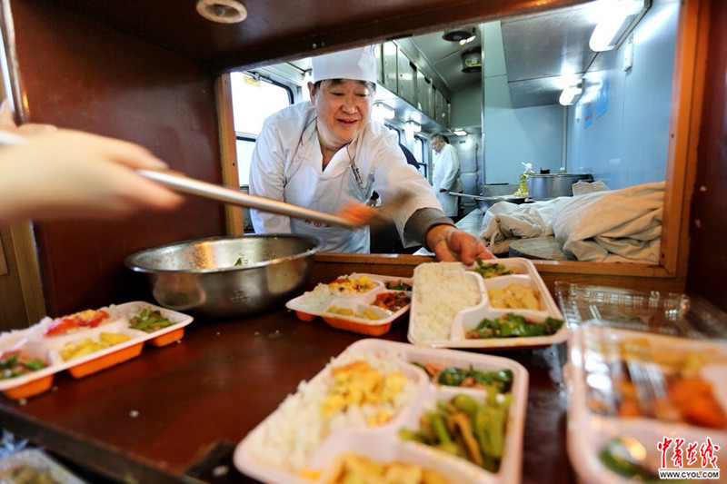 正文  不足10平米的餐车操作间里,厨师蔡乐志不停地忙乎,切菜,炒菜