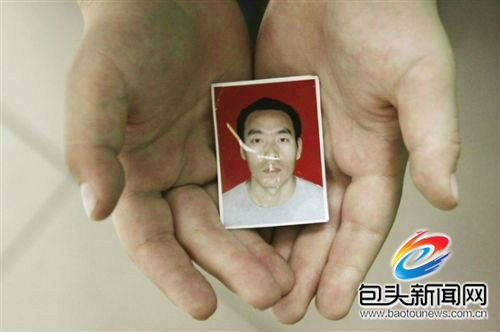 三岁半的儿子将刘立青生前的照片捧在手心今年的2