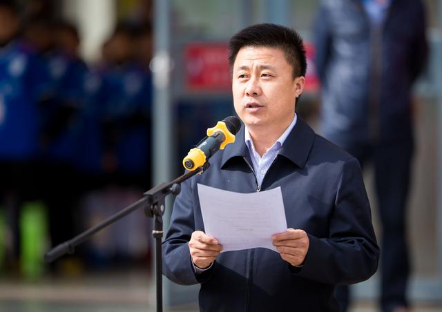 开幕式由区教育局党委书记,局长陈长青主持,玉泉区政府副区长李峰在