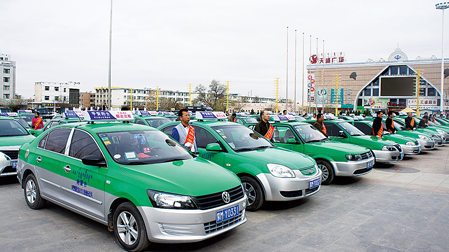 4月26日,百名出租车驾驶员参加了在巴彦浩特举行的
