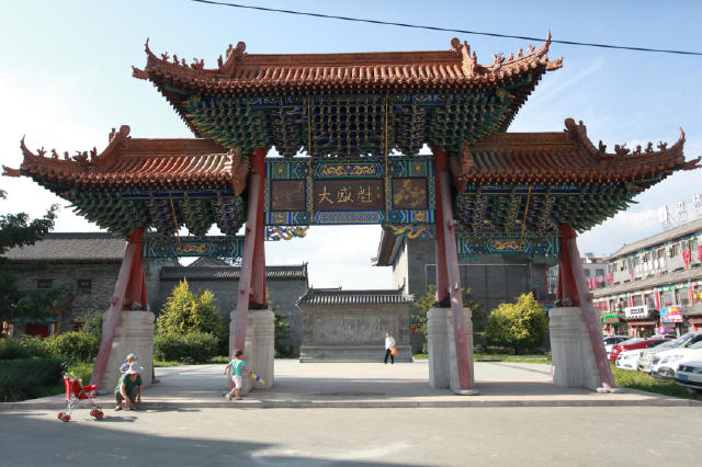 大盛魁文创园北区迎来今夏旅游旺季第一批外地游客