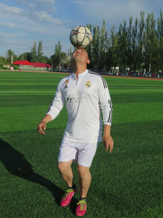 塔联足球队左边前卫,维吾尔族青年艾尔西丁正在练习头颠球.