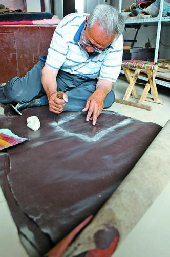 香牛皮,股子皮这些皮料是吴润达的父亲上个世纪五十年代留下来的.